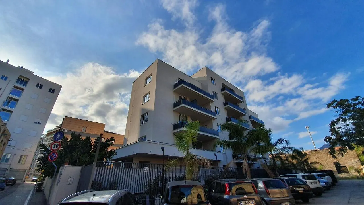 Location10 Bed and Breakfast Παλέρμο